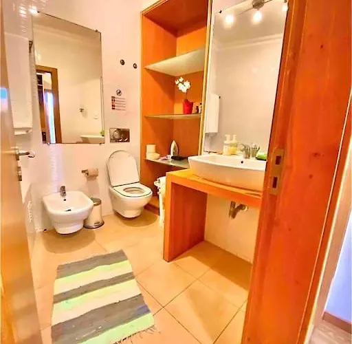 Charming Flat In Chiado-lisbon * Lisboa